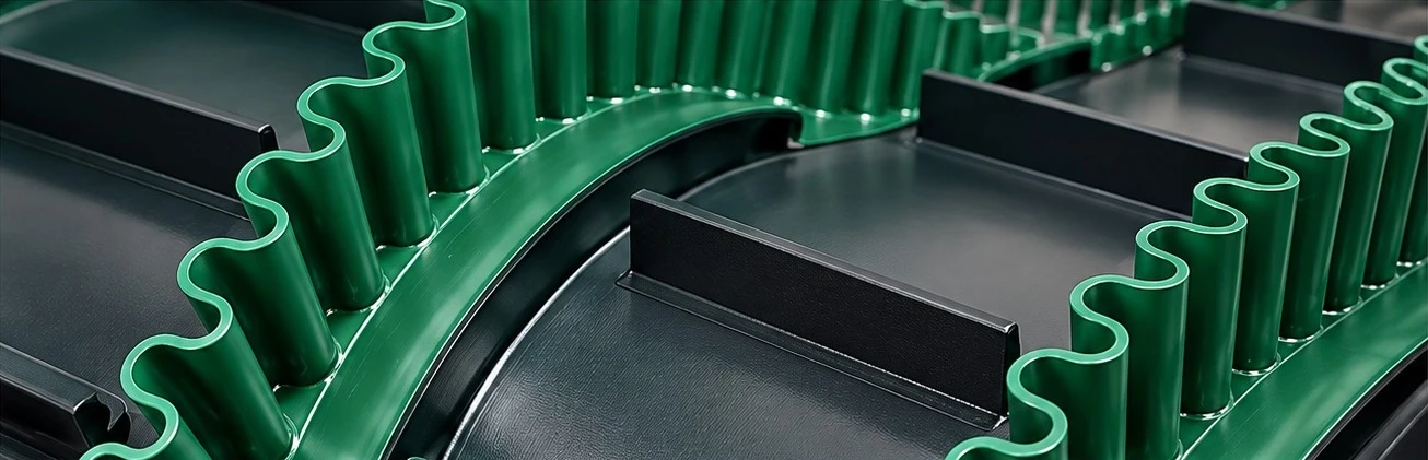 Sidewall em correia curvada para transporte em inclinação acentuada