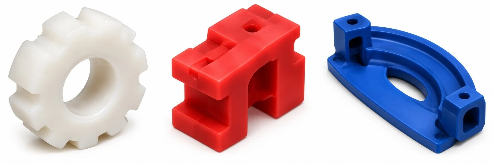 Exemplos de componentes moldados em silicone personalizados — engrenagem branca, suporte vermelho e suporte azul