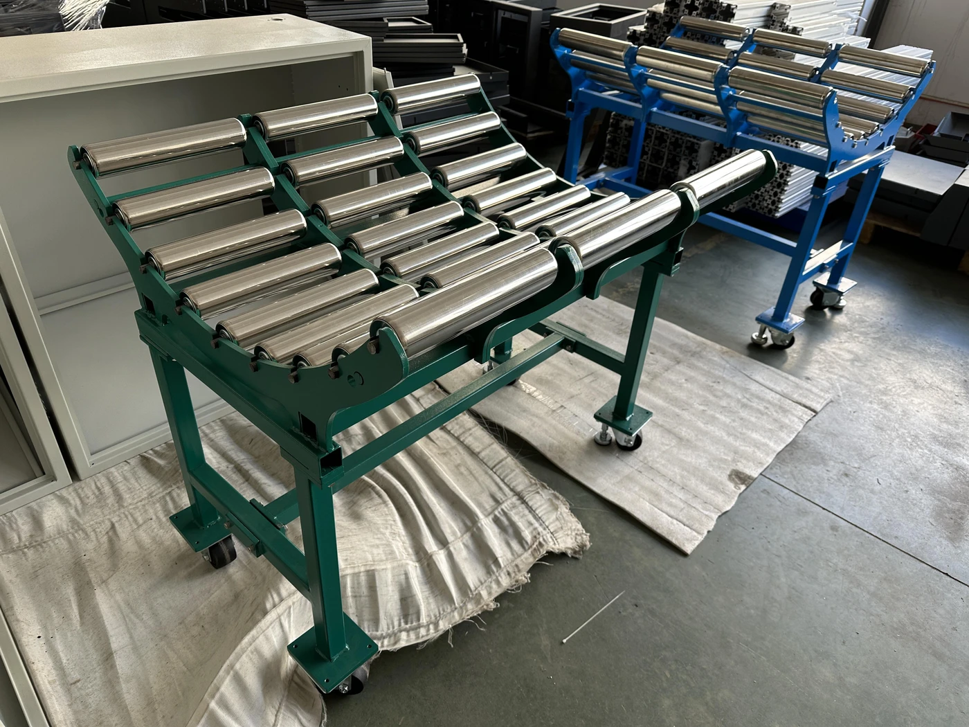 Racks com roletes verde e azul prontos na fábrica