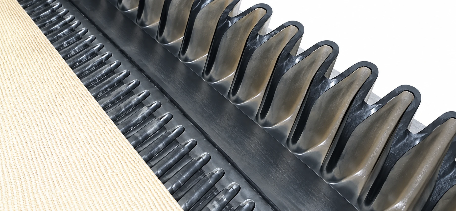 Detalhe da estrutura de aba lateral em forma de onda da correia filtrante