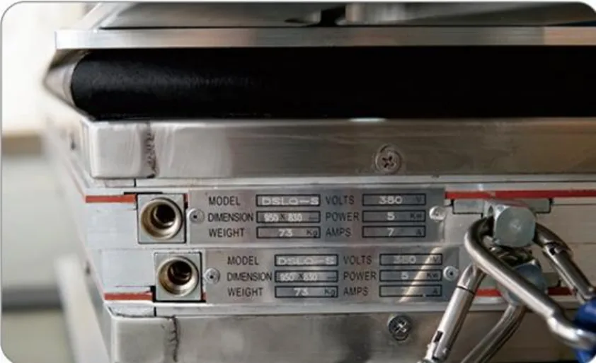 Placa de identificação do prato de aquecimento DSLQ-S, com modelo, dimensão, peso, tensão, potência e amperagem